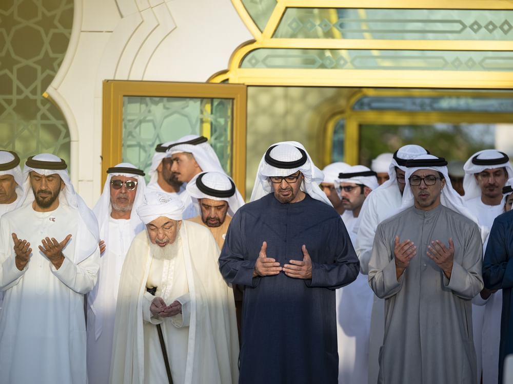 رئيس الدولة يؤدي صلاة عيد الأضحى في جامع الشيخ زايد في أبوظبي