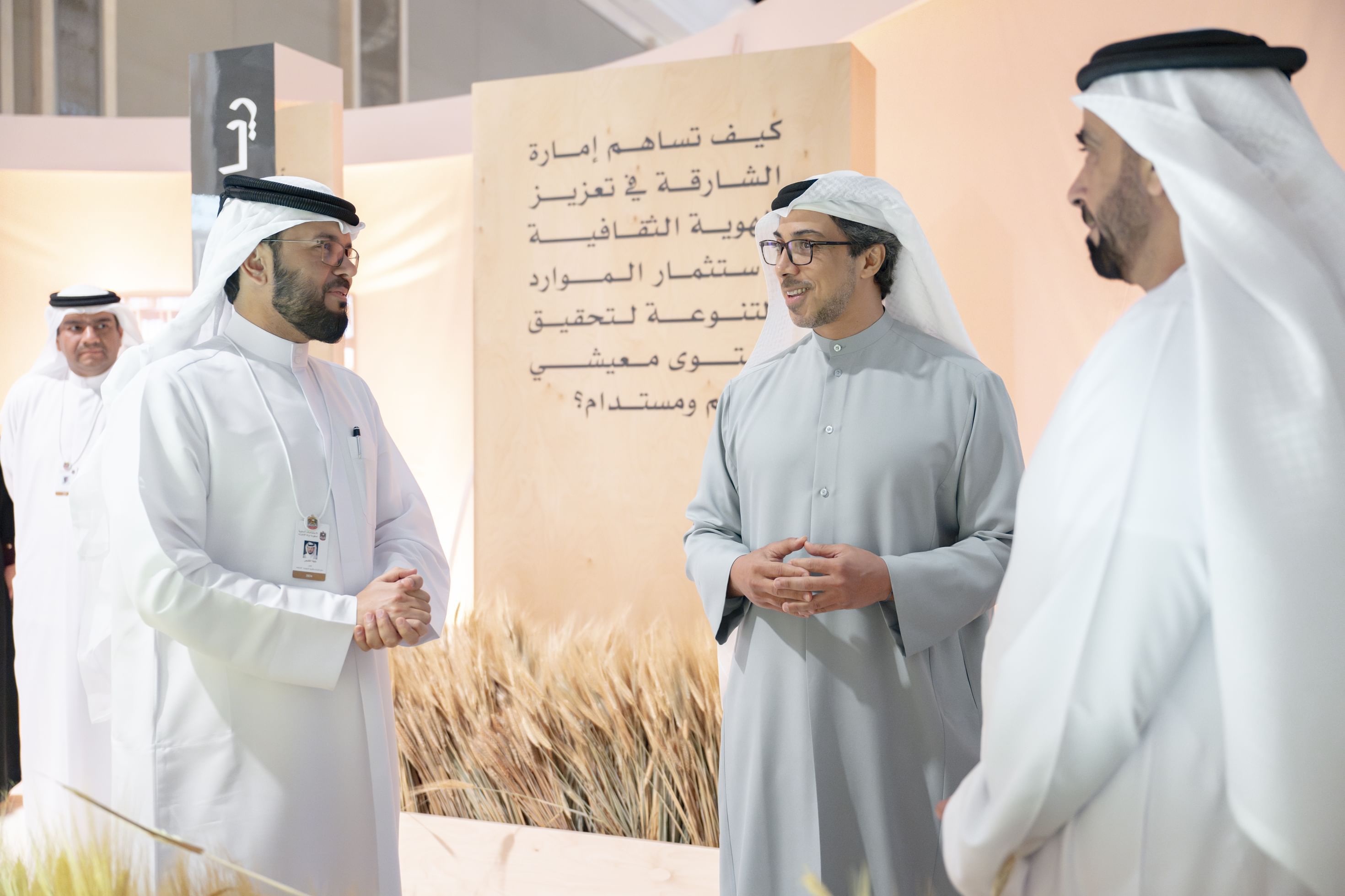 منصور بن زايد يزور معارض الإمارات التفاعلية للجهات الحكومية ويثمن جهودها للارتقاء بجودة حياة المجتمع