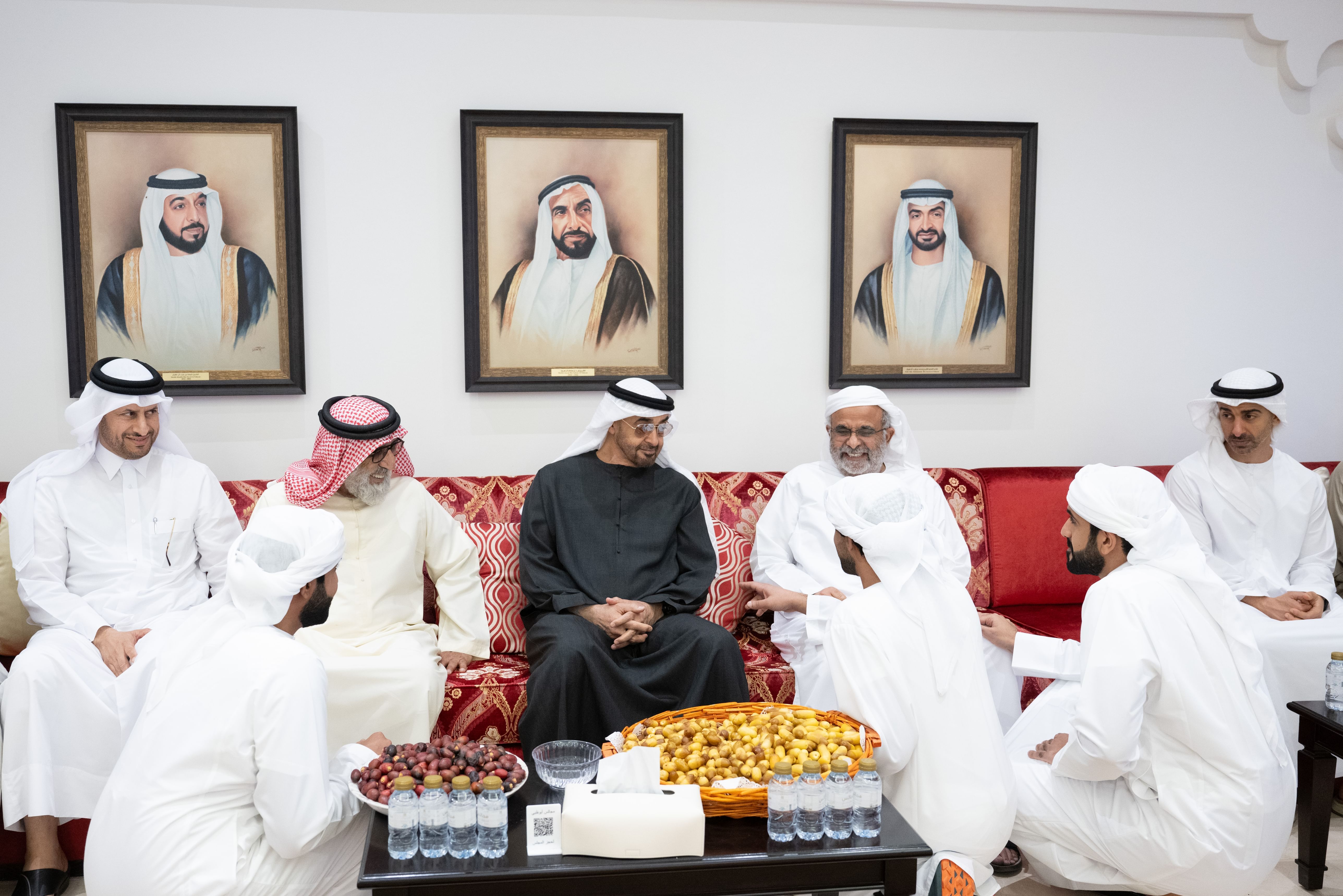 رئيس الدولة يقدم واجب العزاء في وفاة محمد مبارك المنصوري