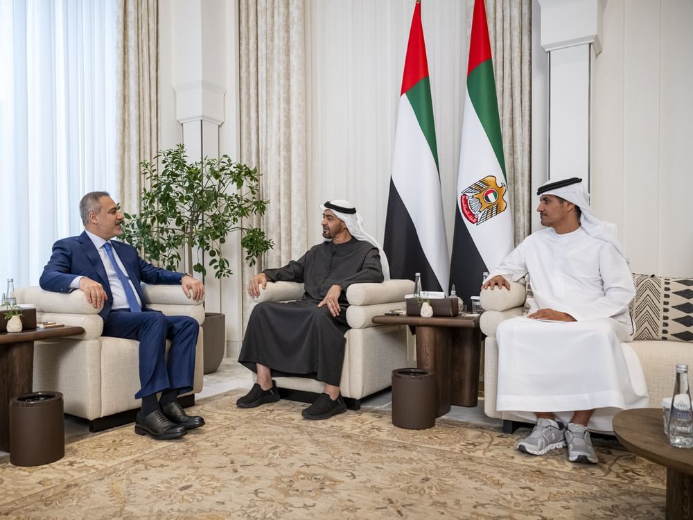 رئيس الدولة يستقبل وزير الخارجية التركي
