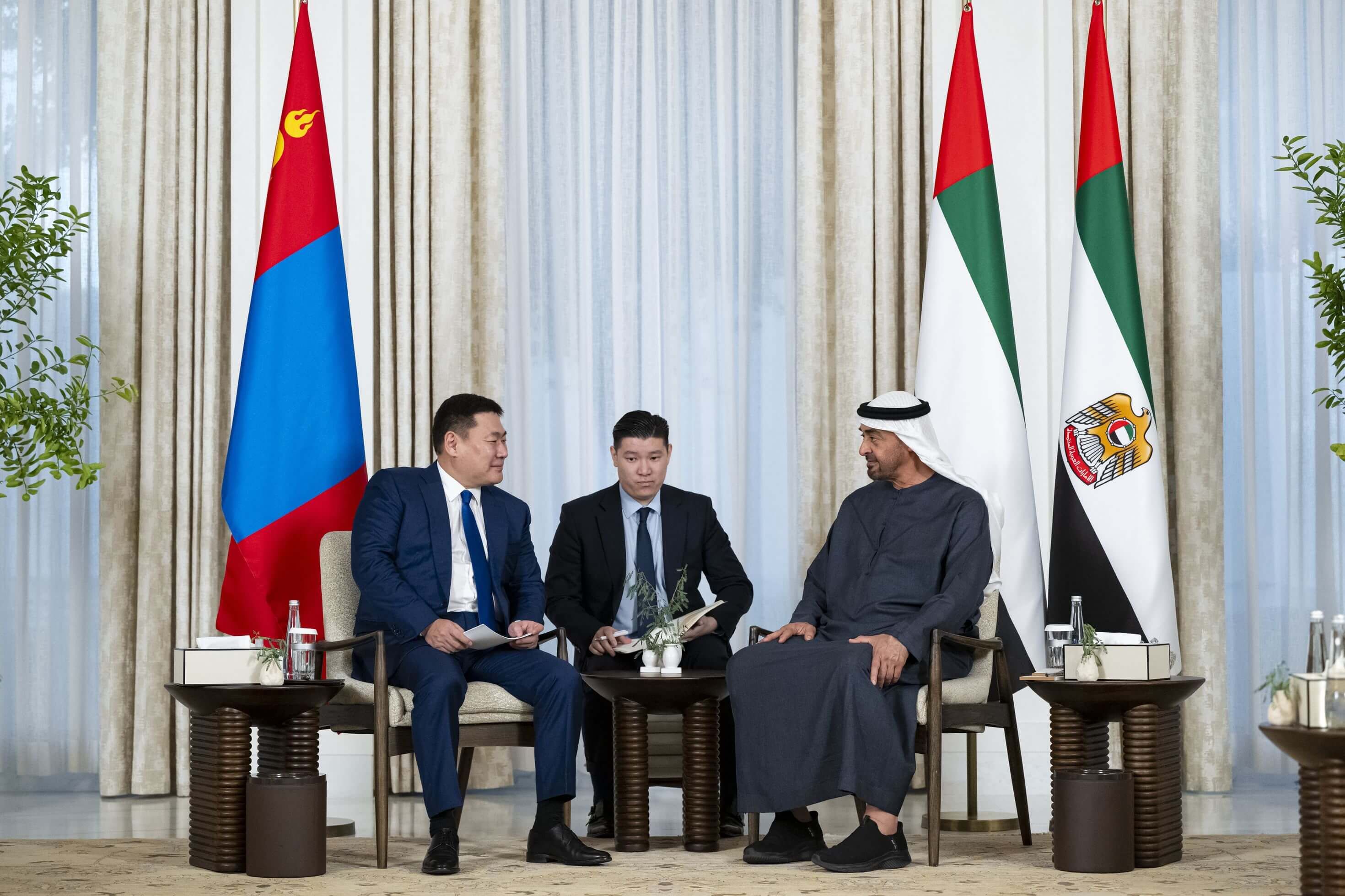 رئيس الدولة يبحث مع رئيس وزراء منغوليا سبل تعزيز العلاقات الثنائية