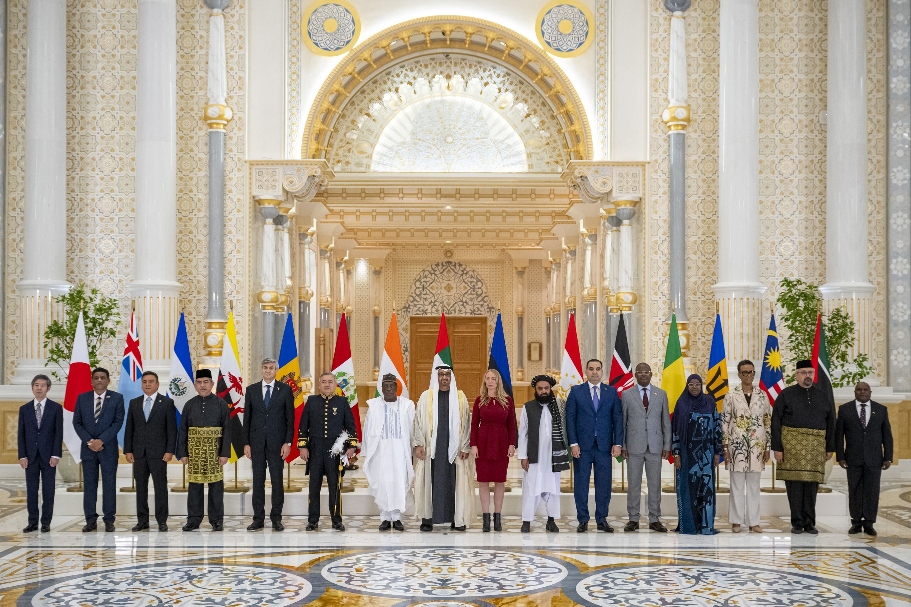 رئيس الدولة يتسلم أوراق اعتماد عدد من السفراء الجدد لدى الإمارات
